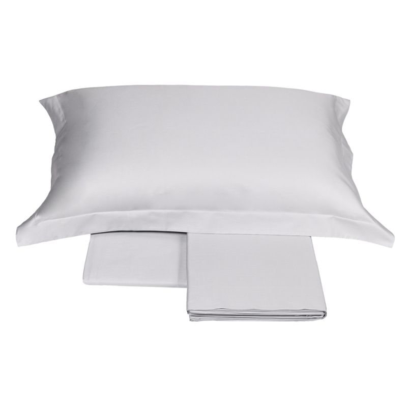 Completo lenzuola matrimoniale Fazzini Trecento, in raso di puro cotone tinta unita. Varianti di colore grigio perla. Le federe sono a 4 volani. Il raso di cotone da 300 fili per pollice quadrato dona freschezza, comfort e morbidezza al completo lenzuola