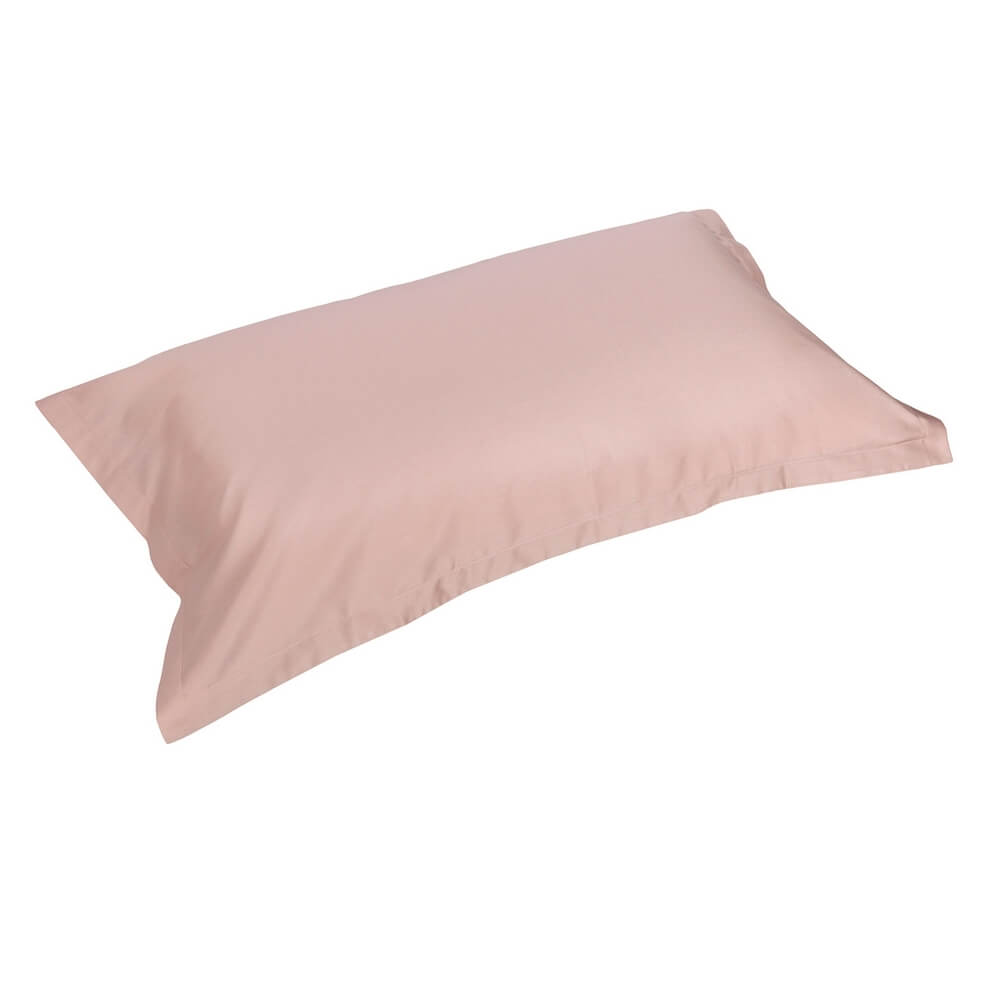 Completo lenzuola matrimoniale Fazzini Trecento, in raso di puro cotone tinta unita. Varianti di colore rosa boho. Le federe sono a 4 volani. Il raso di cotone da 300 fili per pollice quadrato dona freschezza, comfort e morbidezza al completo lenzuola