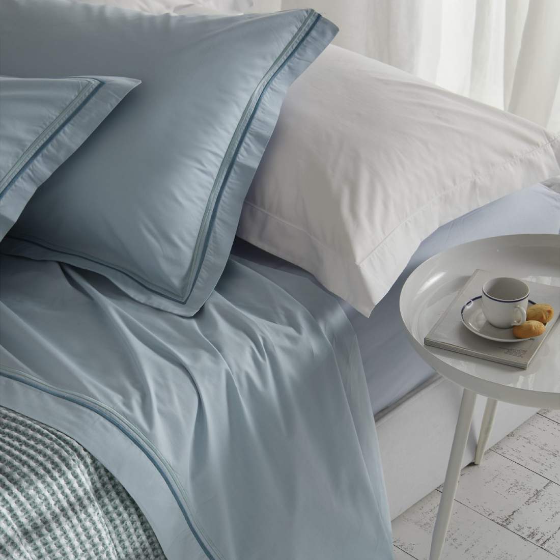 Completo lenzuola matrimoniale Twin di NK camillatex. Tinta Unita azzurro con cordoncini bicolore. Percalle di cotone.