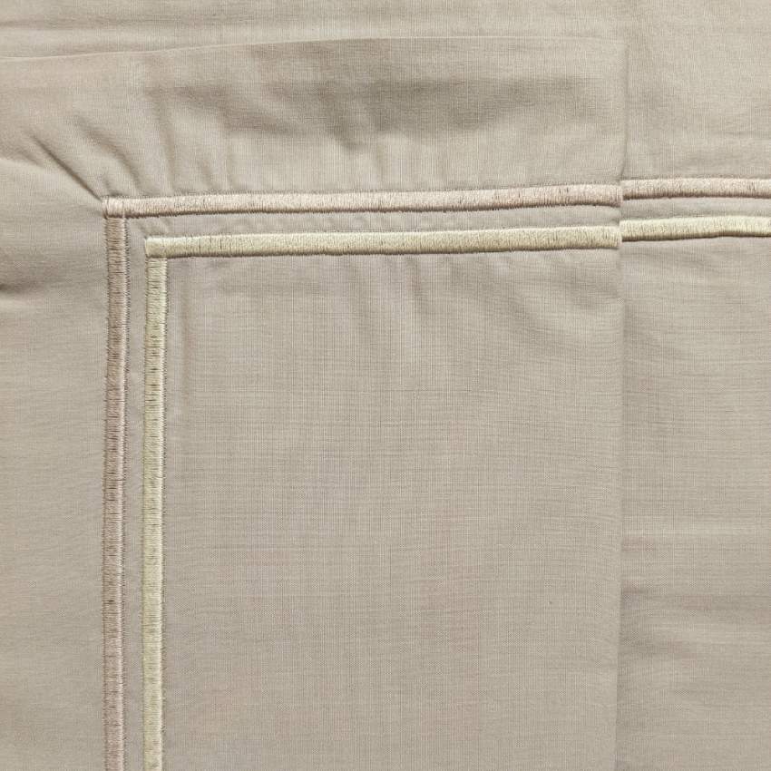 Completo lenzuola matrimoniale Twin di NK camillatex. Tinta Unita tortora con cordoncini bicolore. Percalle di cotone.