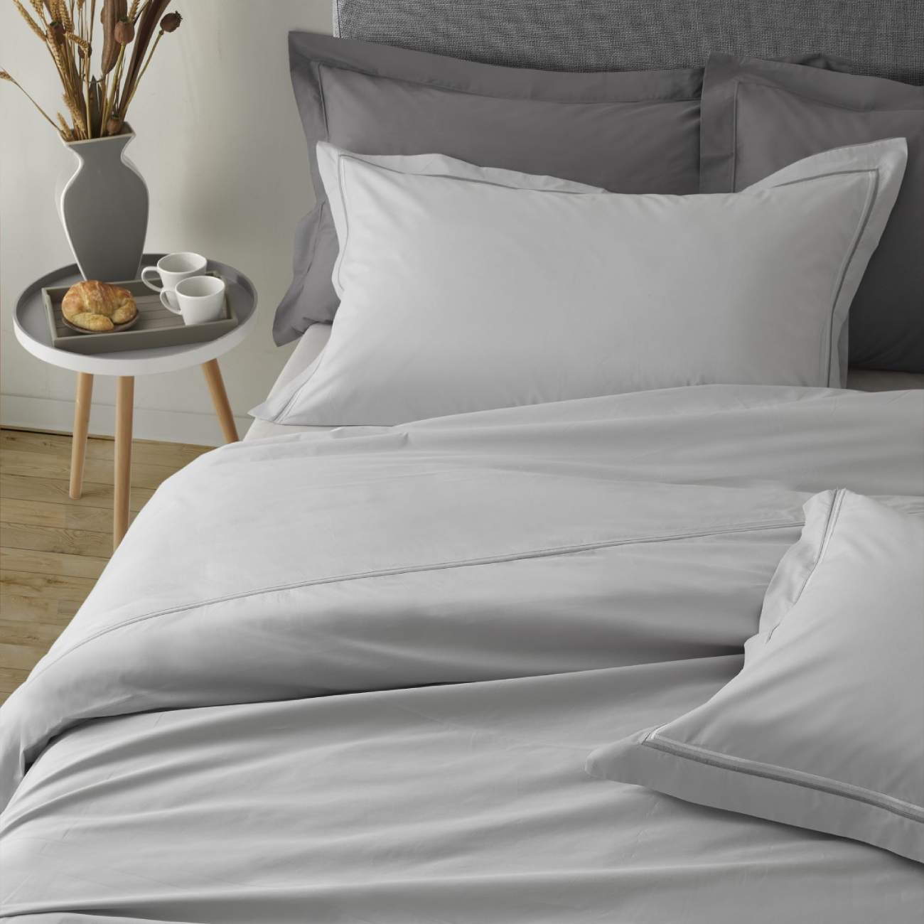 Completo lenzuola matrimoniale Twin di NK camillatex. Tinta Unita grigio con cordoncini bicolore. Percalle di cotone.