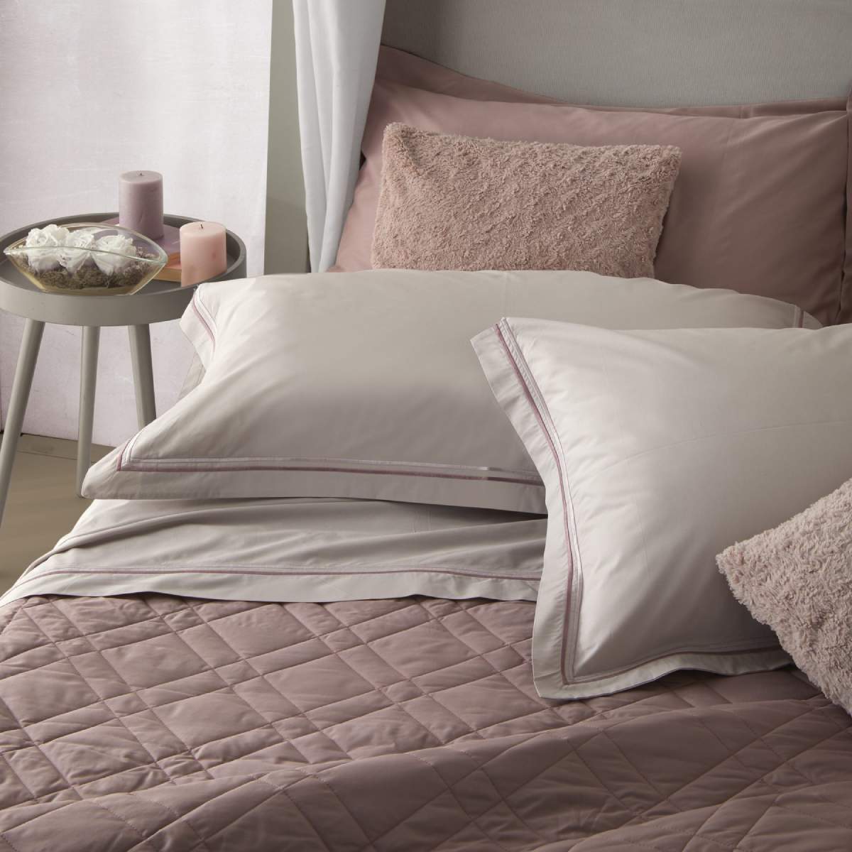 Completo lenzuola matrimoniale Twin di NK camillatex. Tinta Unita rosacon cordoncini bicolore. Percalle di cotone.