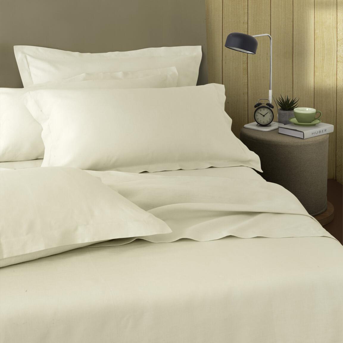 Completo lenzuola matrimoniale Le vie del Lino di NK Camillatex. Lenzuolo tinta unita in puro lino con orlo semplice. Colore avorio.