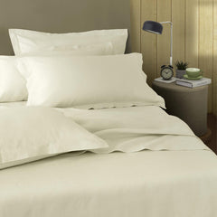 Completo lenzuola matrimoniale Le vie del Lino di NK Camillatex. Lenzuolo tinta unita in puro lino con orlo semplice. Colore avorio.