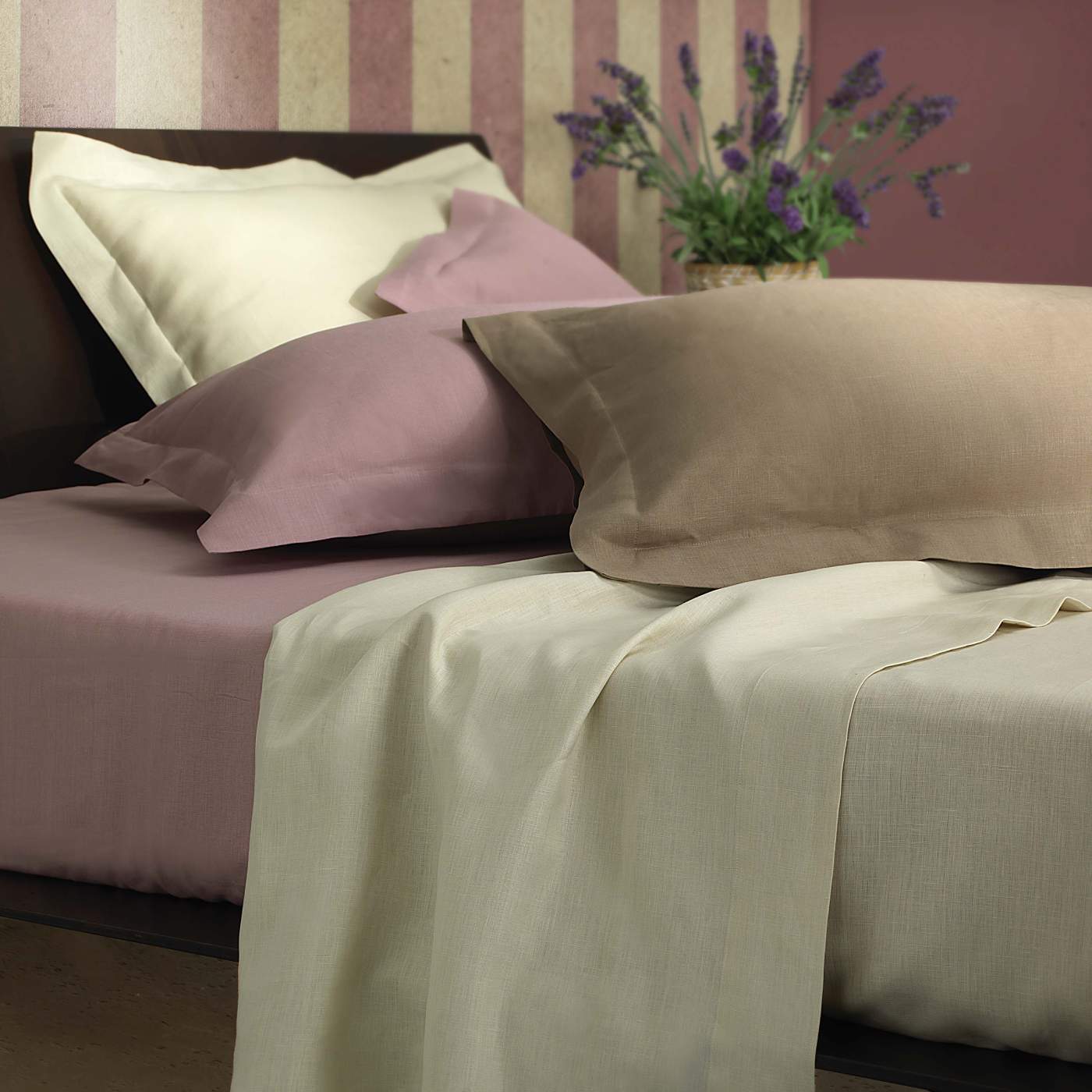 Completo lenzuola matrimoniale Le vie del Lino di NK Camillatex. Lenzuolo tinta unita in puro lino con orlo semplice. Colore avorio.