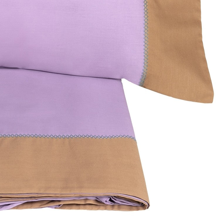 Completo lenzuola matrimoniale Fazzini Crazy Quilt, in percalle di puro cotone. La collezione Crazy Quilt, col il suo spirito vagamente bohémienne, restituisce attraverso la stampa l'idea del patchwork, ma anche la matericità del lino e del rammendo che diventa ricamo. Il lenzuolo superiore e le federe sono in percalle di puro cotone tinta unita, con balza a contrasto e una delicata lavorazione a crochet che tiene uniti i due elementi. Il lenzuolo con angoli è invece in percalle di cotone tinta unita.