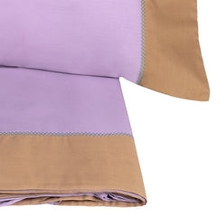 Completo lenzuola matrimoniale Fazzini Crazy Quilt, in percalle di puro cotone. La collezione Crazy Quilt, col il suo spirito vagamente bohémienne, restituisce attraverso la stampa l'idea del patchwork, ma anche la matericità del lino e del rammendo che diventa ricamo. Il lenzuolo superiore e le federe sono in percalle di puro cotone tinta unita, con balza a contrasto e una delicata lavorazione a crochet che tiene uniti i due elementi. Il lenzuolo con angoli è invece in percalle di cotone tinta unita.