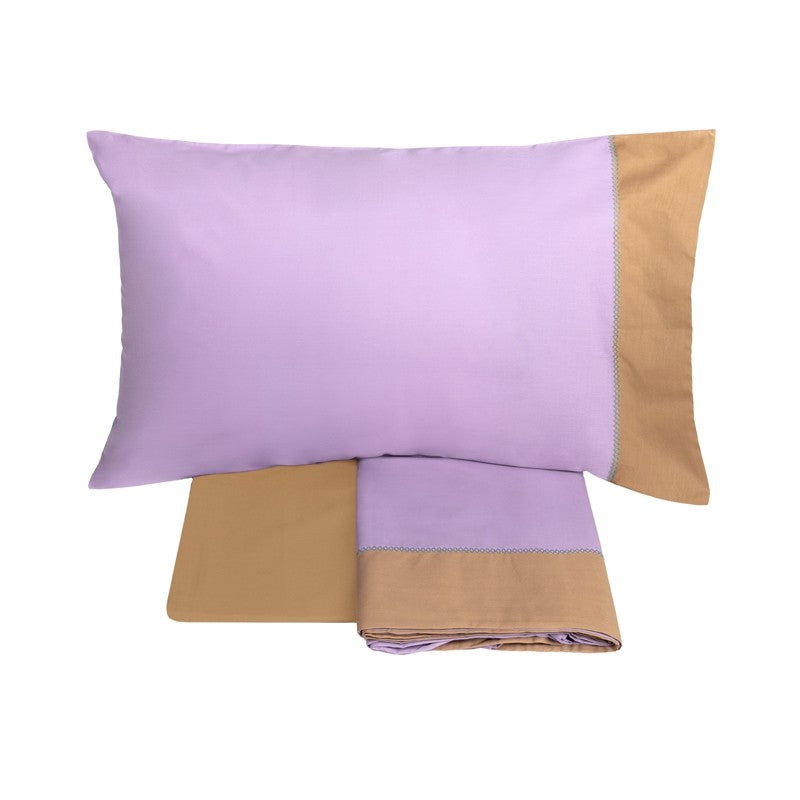 Completo lenzuola matrimoniale Fazzini Crazy Quilt, in percalle di puro cotone. La collezione Crazy Quilt, col il suo spirito vagamente bohémienne, restituisce attraverso la stampa l'idea del patchwork, ma anche la matericità del lino e del rammendo che diventa ricamo. Il lenzuolo superiore e le federe sono in percalle di puro cotone tinta unita, con balza a contrasto e una delicata lavorazione a crochet che tiene uniti i due elementi. Il lenzuolo con angoli è invece in percalle di cotone tinta unita.