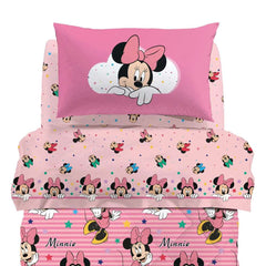 Completo lenzuola Minnie Rainbow della linea Caleffi Disney , in puro cotone per letto singolo e piazza e mezza. Il completo lenzuola Minnie Rainbow presenta una fantasia con varie stampe di Minnie su fondo rosa. Federa double face con due diversi disegni di Minnie.Ideale per la tua bambina