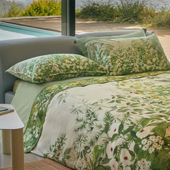 completo lenzuola nara fazzini. Federe fantasia floreale su fondo chiaro. Resto del completo tinta unita verde.