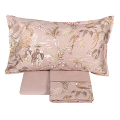 Completo lenzuola matrimoniale Fazzini Oriental Dream, in pregiato percalle e raso di puro cotone. Nella collezione Oriental Dream, Fazzini attinge da un mondo seducente ed esotico, creando una romantica fantasia floreale. I colori leggermente soffusi e rarefatti rivelano una meravigliosa natura incontaminata che decora le federe e la balza del lenzuolo. Colore rosa. Le federe e la balza del lenzuolo di sopra sono in raso di puro cotone. Il resto del completo è in percalle di cotone tinta unita.