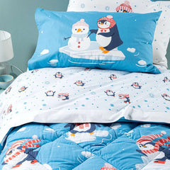 Trapunta invernale e completo lenzuola Pinguini di Caleffi, in puro cotone per letto singolo. Fantasia con simpatici pinguini su fondo azzurro. Fantasia ideale per i tuoi bambini