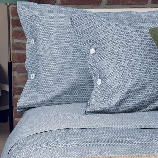 Completo lenzuola Fazzini Polo, in percalle di puro cotone. Disponibile nella misura per letto singolo, piazza e mezza e matrimoniale. Il completo lenzuola Polo è caratterizzato da una fantasia geometrica moderna e discreta. Colore blue fog, azzurro carta da zucchero.