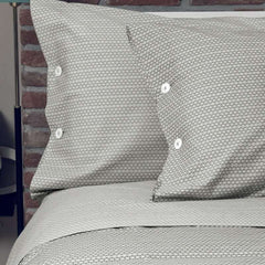 Completo lenzuola Fazzini Polo, in percalle di puro cotone. Disponibile nella misura per letto singolo, piazza e mezza e matrimoniale. Il completo lenzuola Polo è caratterizzato da una fantasia geometrica moderna e discreta. Colore grigio tortora.