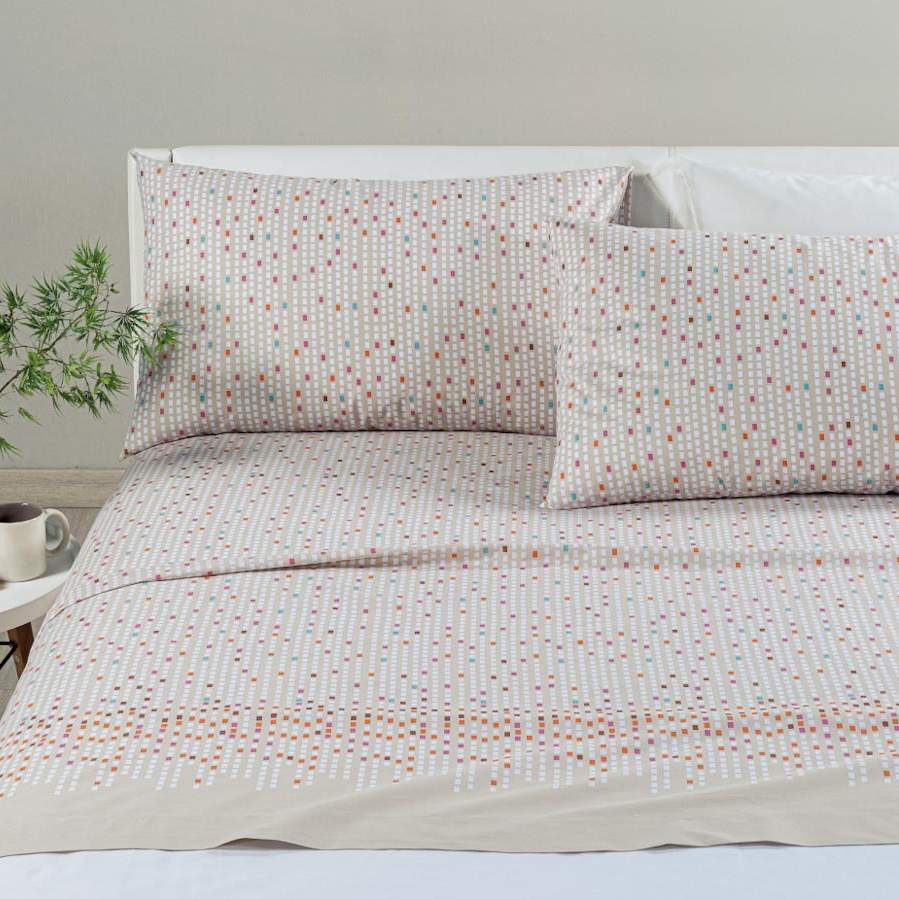 Completo lenzuola Caleffi Riky in puro cotone. Disponibile nella misura per letto singolo, piazza e mezza e matrimoniale. Il completo lenzuola Riky presenta una moderna fantasia geometrica multicolore su fondo tortora.