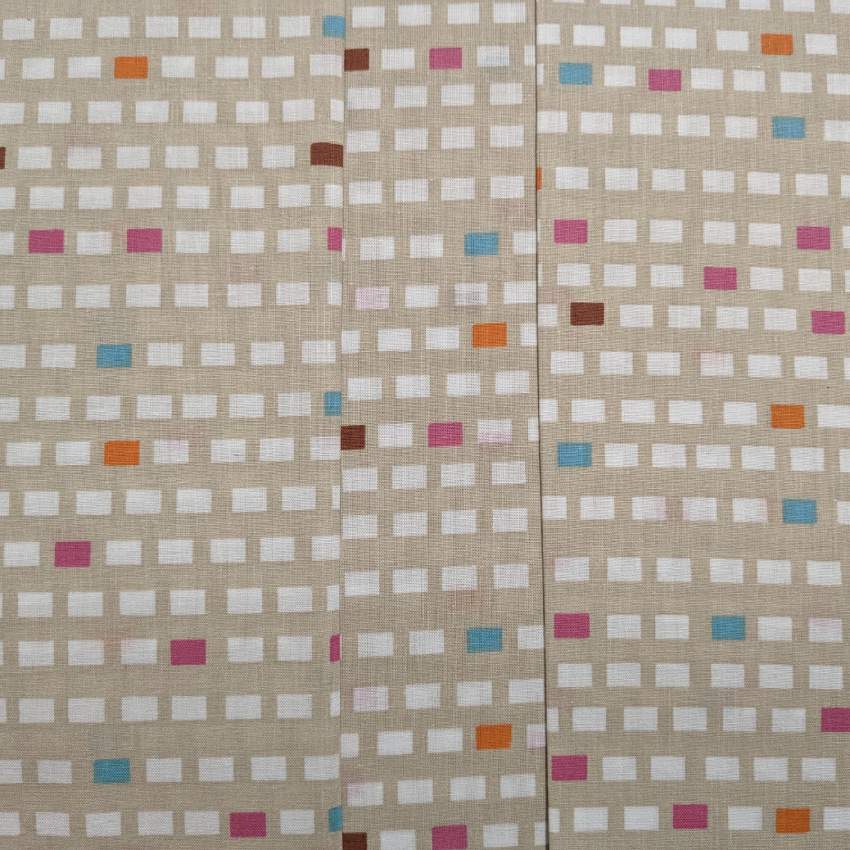 Completo lenzuola Caleffi Riky in puro cotone. Disponibile nella misura per letto singolo, piazza e mezza e matrimoniale. Il completo lenzuola Riky presenta una moderna fantasia geometrica multicolore su fondo tortora.