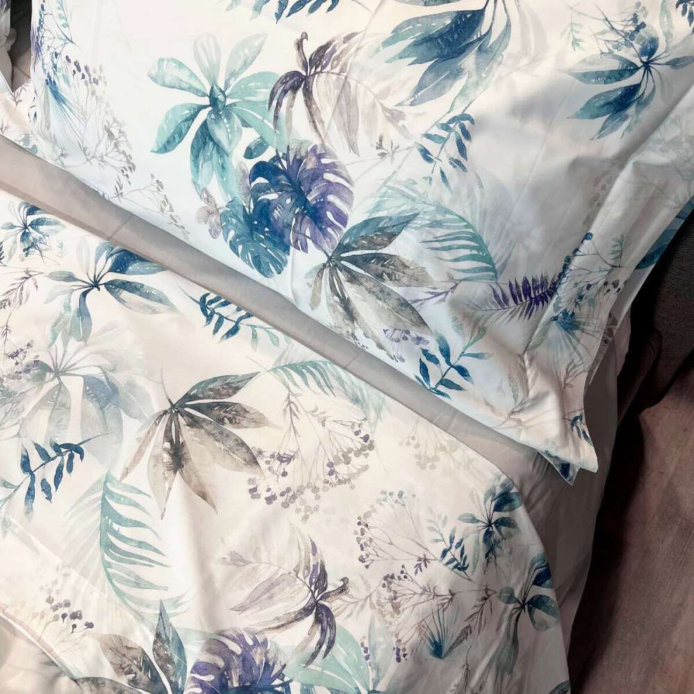 Completo lenzuola matrimoniale Fazzini Sambuco, in percalle di puro cotone. Il lenzuolo Sambuco si distingue per la deliziosa fantasia floreale con foglie di sambuco dai delicati toni di azzurro e verde acqua. Le federe e il lenzuolo di sopra sono in percalle di puro cotone stampato in digitale. Il lenzuolo con angoli è in percalle tinta unita.