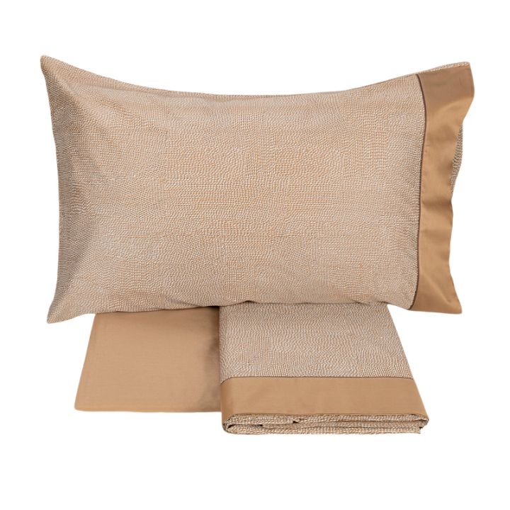 Completo lenzuola matrimoniale Fazzini Sashiko, in pregiato raso di puro cotone. Il completo lenzuola Sashiko presenta una moderna fantasia a puntini, con una doppia sovrastampa che dona tridimensionalità e movimento alla microfantasia. Variante di colore tortora cammello. Le federe e il lenzuolo di sopra, impreziositi da balza tinta unita e codina inserita, sono in raso di puro cotone fantasia. Il resto del completo è in raso di puro cotone tinta unita.