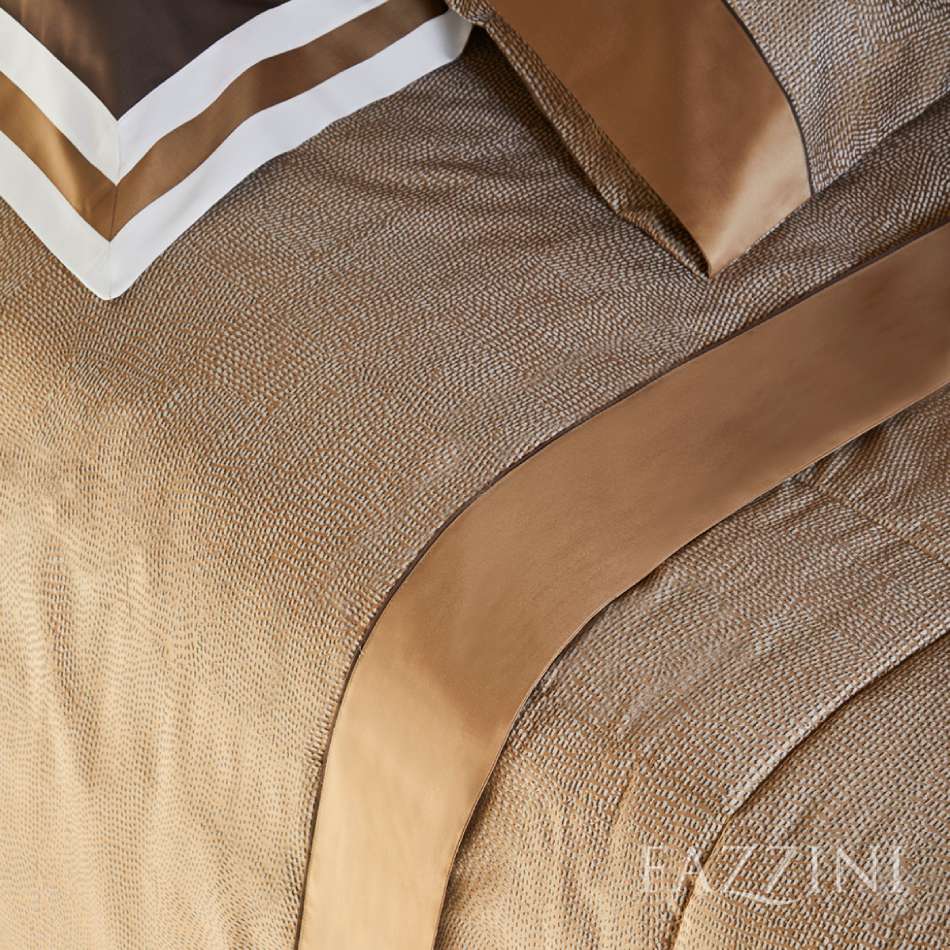 Completo lenzuola matrimoniale Fazzini Sashiko, in pregiato raso di puro cotone. Il completo lenzuola Sashiko presenta una moderna fantasia a puntini, con una doppia sovrastampa che dona tridimensionalità e movimento alla microfantasia. Variante di colore tortora cammello. Le federe e il lenzuolo di sopra, impreziositi da balza tinta unita e codina inserita, sono in raso di puro cotone fantasia. Il resto del completo è in raso di puro cotone tinta unita.