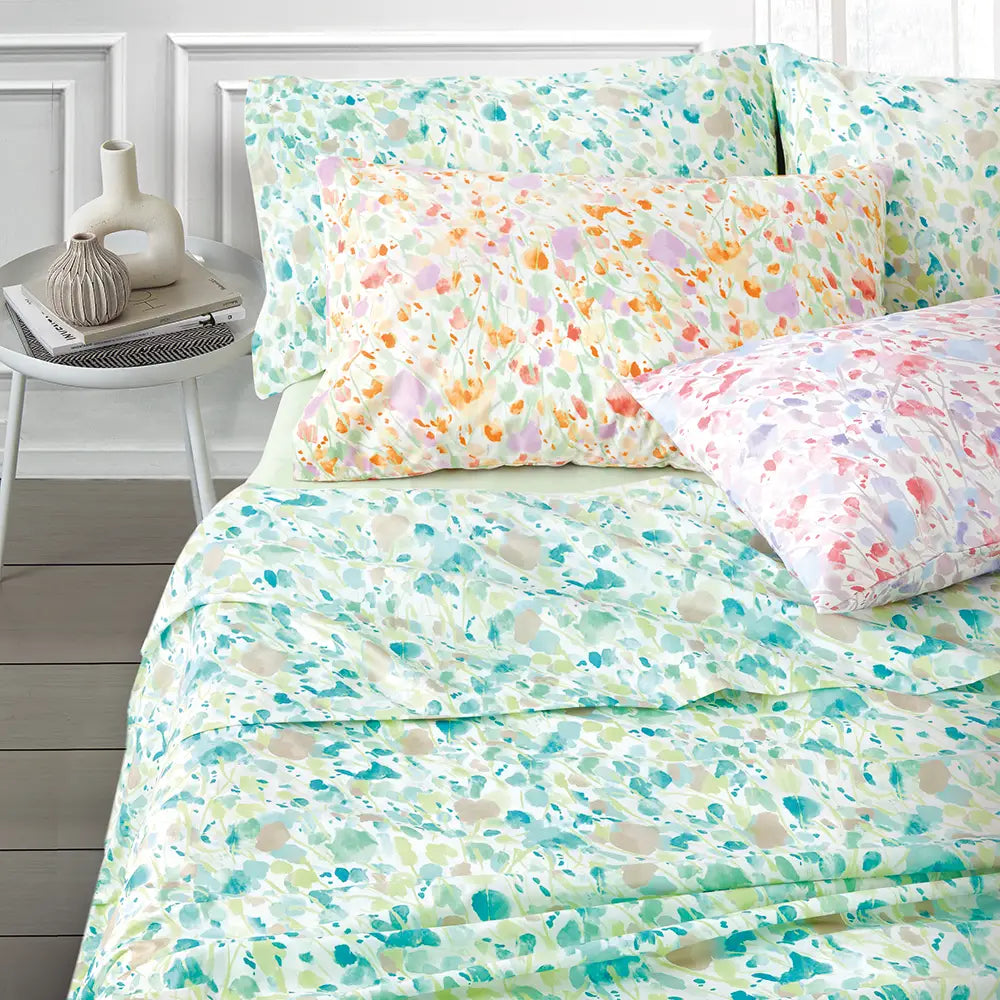 Lenzuolo copriletto matrimoniale Lola di Somma, in percalle di cotone. Fantasia con fiori stile acquerello. Colore verde acqua.