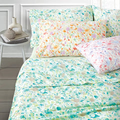 Lenzuolo copriletto matrimoniale Lola di Somma, in percalle di cotone. Fantasia con fiori stile acquerello. Colore verde acqua.