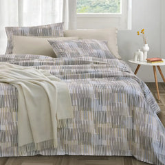 Completo lenzuola Somma Madeleine matrimoniale in flanella di cotone. Fantasia geometrica a righe beige e grigie