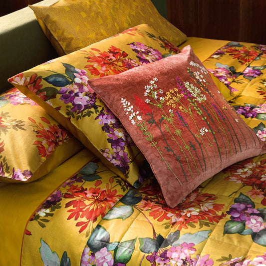 Completo lenzuola matrimoniale Fazzini Terre d'ocra, in percalle di puro cotone. Il Lenzuolo Terre d'ocra presenta una fantasia con fiori dai toni caldi su fondo ocra. Il lato superiore delle federe e la balza del lenzuolo di sopra sono in percalle di cotone stampato in digitale. Il resto del completo è in percalle tinta unita.