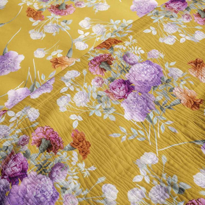 Il copriletto Summer è la nuova coperta estiva di Fazzini, in piquet di puro cotone. La fantasia del copriletto Summer ritrae una distesa lussureggiante di garofani. Il disegno romantico e vivido dei fiori decora la faccia superiore della coperta. Colore giallo ocra. Piquet di puro cotone stampato in digitale ad alta risoluzione. Rifinito a mano con angoli sagomati.