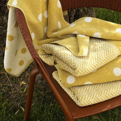 Coppia asciugamani Fazzini Chevron, in spugna di puro cotone tinta in filo. Asciugamani con fantasia a righe. Colore giallo senape