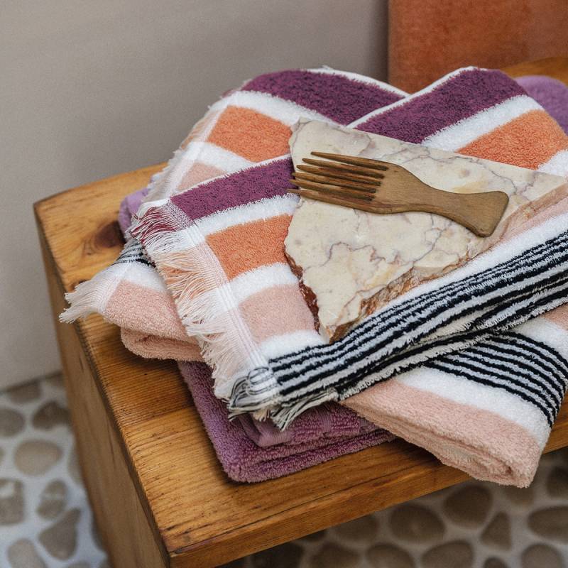 Coppia asciugamani Fazzini Gradazioni, in spugna di puro cotone tinta in filo. Morbidi asciugamani con fantasia a righe di diversa larghezza e colore. colore rosa purple arancione