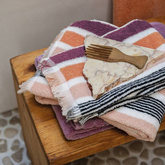 Coppia asciugamani Fazzini Gradazioni, in spugna di puro cotone tinta in filo. Morbidi asciugamani con fantasia a righe di diversa larghezza e colore. colore rosa purple arancione