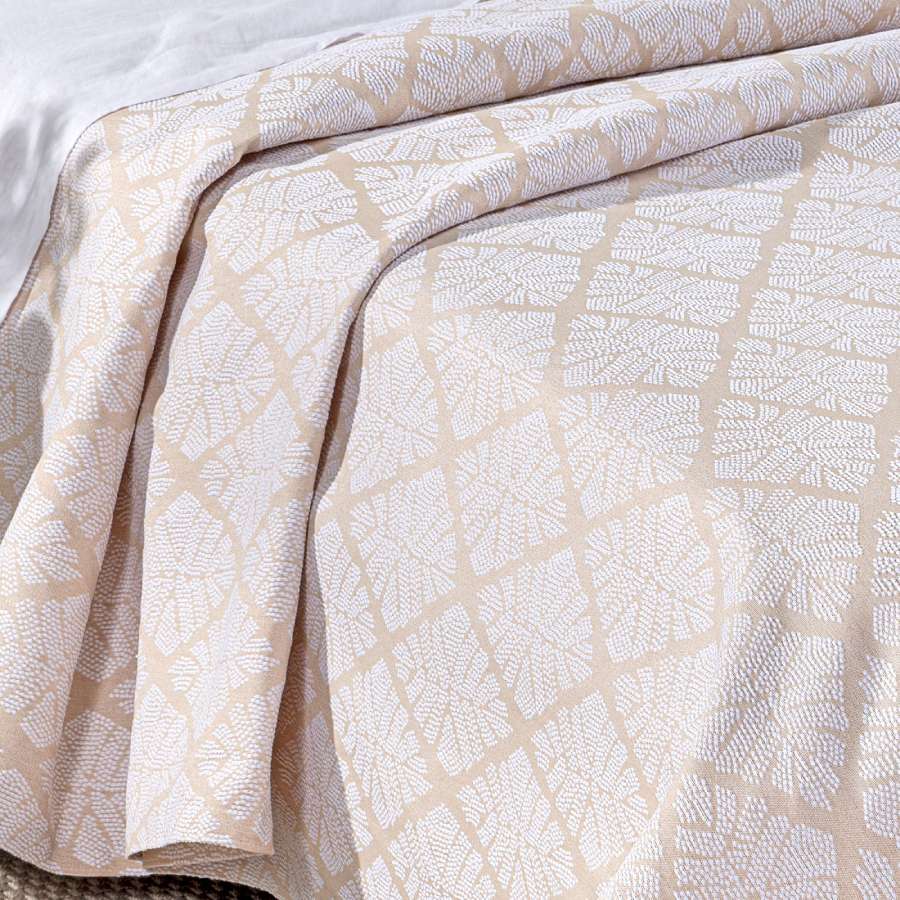 Copriletto matrimoniale Caleffi Acquamarina, in piquet di puro cotone.La coperta estiva Acquamarina presenta una sobria fantasia geometrica colore miele. Il copriletto non trapuntato Acquamarina è ideale per la stagione estiva.