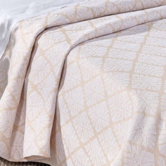 Copriletto matrimoniale Caleffi Acquamarina, in piquet di puro cotone.La coperta estiva Acquamarina presenta una sobria fantasia geometrica colore miele. Il copriletto non trapuntato Acquamarina è ideale per la stagione estiva.