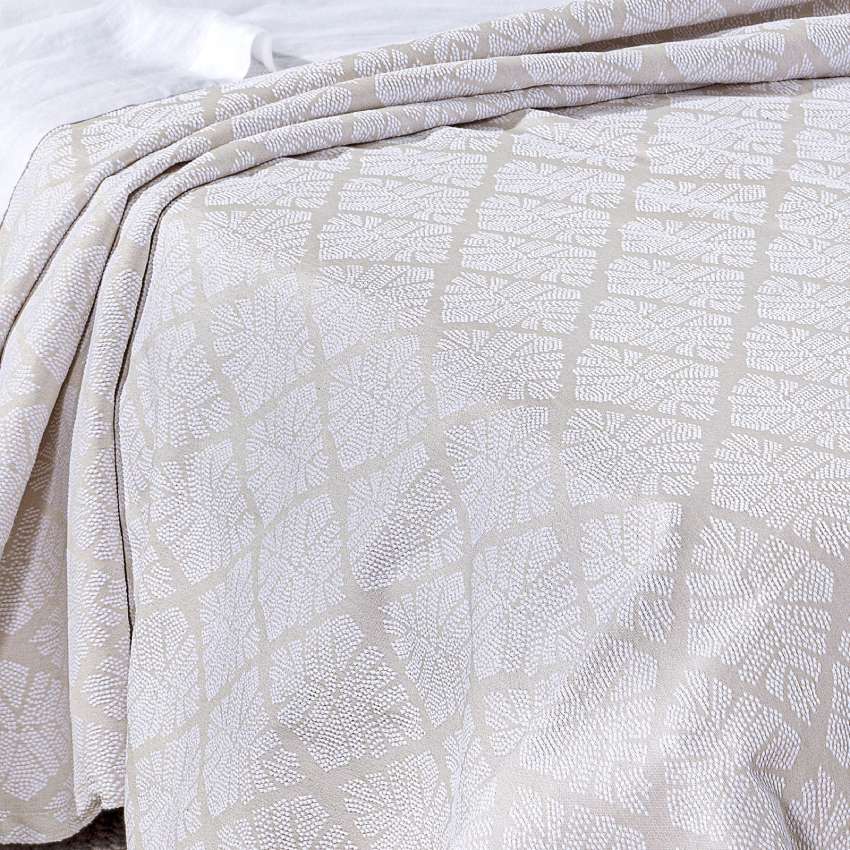 Copriletto matrimoniale Caleffi Acquamarina, in piquet di puro cotone.La coperta estiva Acquamarina presenta una sobria fantasia geometrica colore naturale beige. Il copriletto non trapuntato Acquamarina è ideale per la stagione estiva.