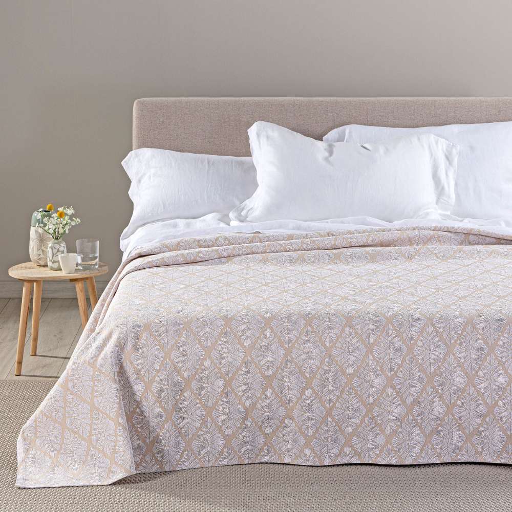Copriletto matrimoniale Caleffi Acquamarina, in piquet di puro cotone.La coperta estiva Acquamarina presenta una sobria fantasia geometrica colore miele. Il copriletto non trapuntato Acquamarina è ideale per la stagione estiva.