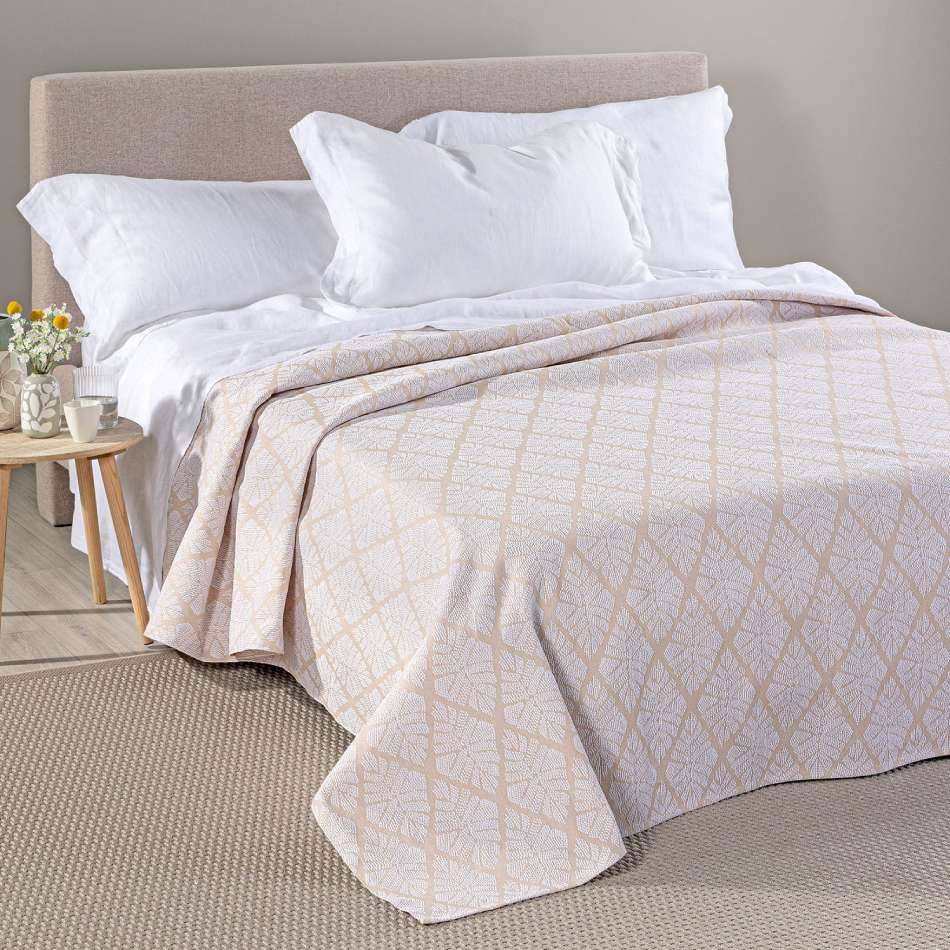 Copriletto matrimoniale Caleffi Acquamarina, in piquet di puro cotone.La coperta estiva Acquamarina presenta una sobria fantasia geometrica colore miele. Il copriletto non trapuntato Acquamarina è ideale per la stagione estiva.