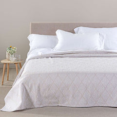 Copriletto matrimoniale Caleffi Acquamarina, in piquet di puro cotone.La coperta estiva Acquamarina presenta una sobria fantasia geometrica colore naturale beige. Il copriletto non trapuntato Acquamarina è ideale per la stagione estiva.