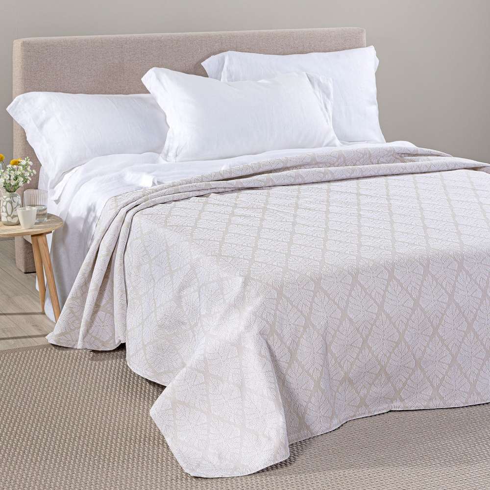 Copriletto matrimoniale Caleffi Acquamarina, in piquet di puro cotone.La coperta estiva Acquamarina presenta una sobria fantasia geometrica colore naturale beige. Il copriletto non trapuntato Acquamarina è ideale per la stagione estiva.