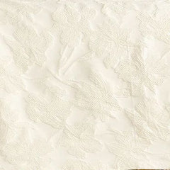 Copriletto estivo Cala Luna fantasia jacquard con foglie chiare su fondo panna.