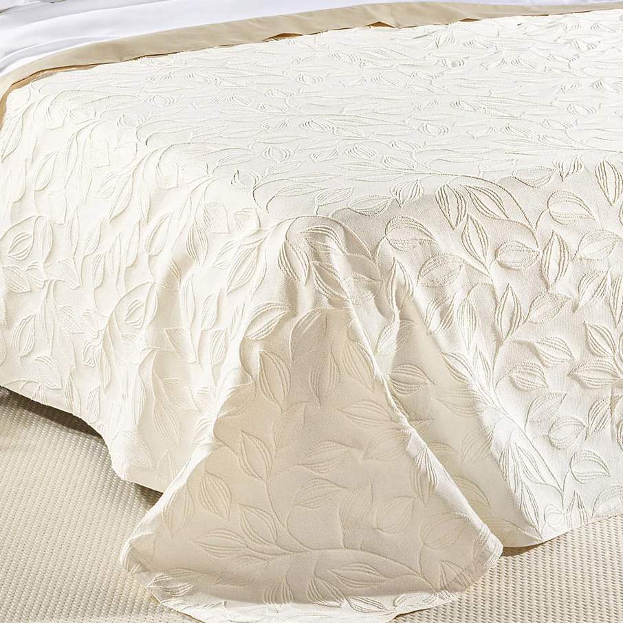 Coperta estiva matera Caleffi in cotone. Fantasia jacquard con foglie avorio beige