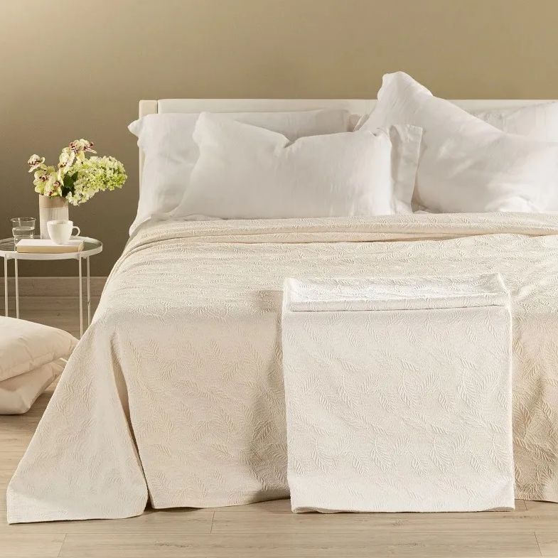Copriletto matrimoniale Caleffi Egeo, in piquet di puro cotone.La coperta estiva Egeo rappresenta la soluzione ideale per coprire il letto nella stagione più calda. Sobria e raffinata, presenta una fantasia foliage in due varianti di colore: avorio e bianco.