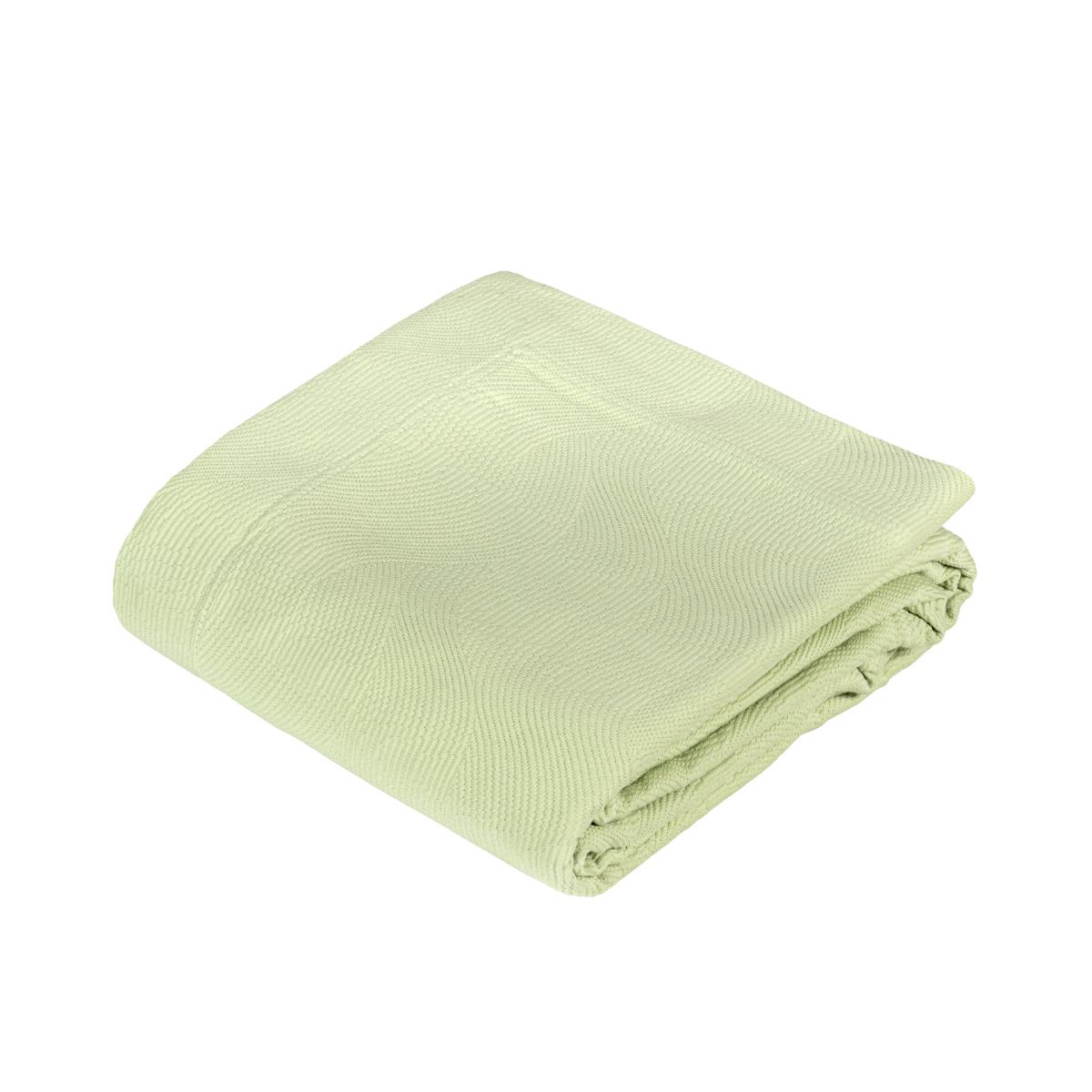 Copriletto matrimoniale Fazzini Zen, in prezioso jacquard di puro cotone tinta unita. Colore verde margarita. La coperta estiva Zen è caratterizzata da una mano morbida e da un gioco di nervature che disegna la superficie con un delicato movimento a onde. L'effetto tridimensionale della lavorazione regala matericità al capo. Il copriletto è rifinito a mano con quattro angoli vivi