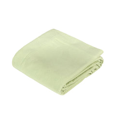 Copriletto matrimoniale Fazzini Zen, in prezioso jacquard di puro cotone tinta unita. Colore verde margarita. La coperta estiva Zen è caratterizzata da una mano morbida e da un gioco di nervature che disegna la superficie con un delicato movimento a onde. L'effetto tridimensionale della lavorazione regala matericità al capo. Il copriletto è rifinito a mano con quattro angoli vivi