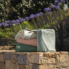 Copriletto matrimoniale Fazzini Zen, in prezioso jacquard di puro cotone tinta unita. La coperta estiva Zen è caratterizzata da una mano morbida e da un gioco di nervature che disegna la superficie con un delicato movimento a onde. L'effetto tridimensionale della lavorazione regala matericità al capo. Il copriletto è rifinito a mano con quattro angoli vivi