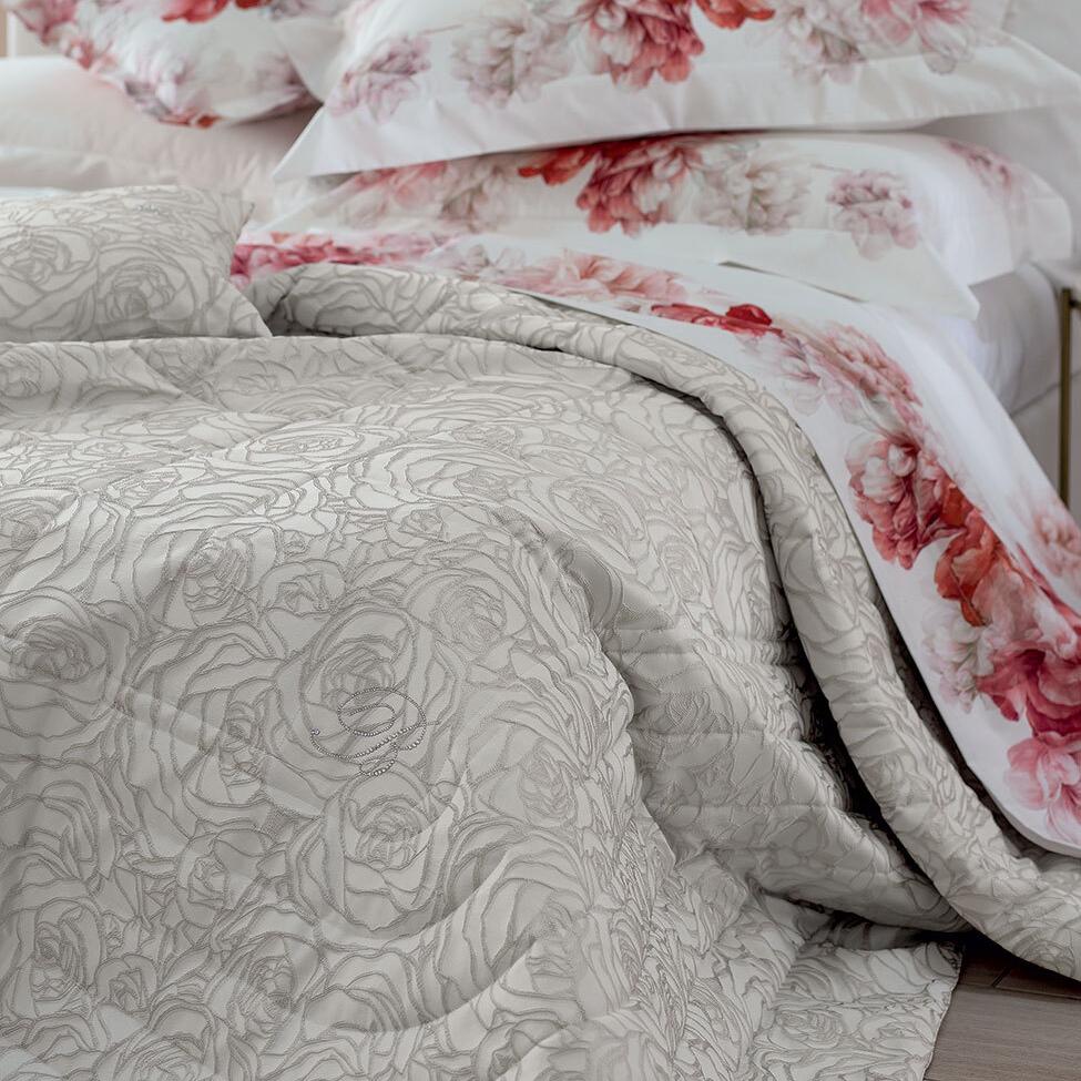 Copriletto Estivo matrimoniale Dalida di Blumarine, in elegante raso jacquard. La coperta leggera Dalida presenta un'elegante fantasia floreale tinta in filo, con logo Blumarine in cristalli. colore seppia (beige). Il copriletto liscio Dalida non è trapuntato e ha gli angoli arrotondati per rendere più armoniosa la vestibilità del letto