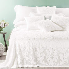 Coperta estiva matrimoniale Caleffi Camogli in cotone.Il copriletto Camogli, di colore bianco, presenta una romantica fantasia su morbido tessuto di cotone traforato. Il copriletto non trapuntato Camogli è ideale per la stagione estiva