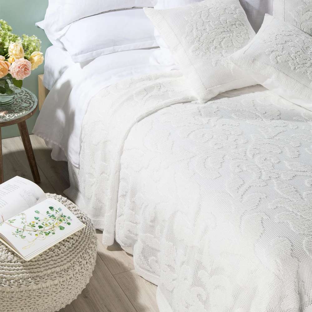 Coperta estiva matrimoniale Caleffi Camogli in cotone.Il copriletto Camogli, di colore bianco, presenta una romantica fantasia su morbido tessuto di cotone traforato. Il copriletto non trapuntato Camogli è ideale per la stagione estiva