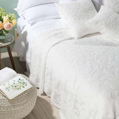 Coperta estiva matrimoniale Caleffi Camogli in cotone.Il copriletto Camogli, di colore bianco, presenta una romantica fantasia su morbido tessuto di cotone traforato. Il copriletto non trapuntato Camogli è ideale per la stagione estiva