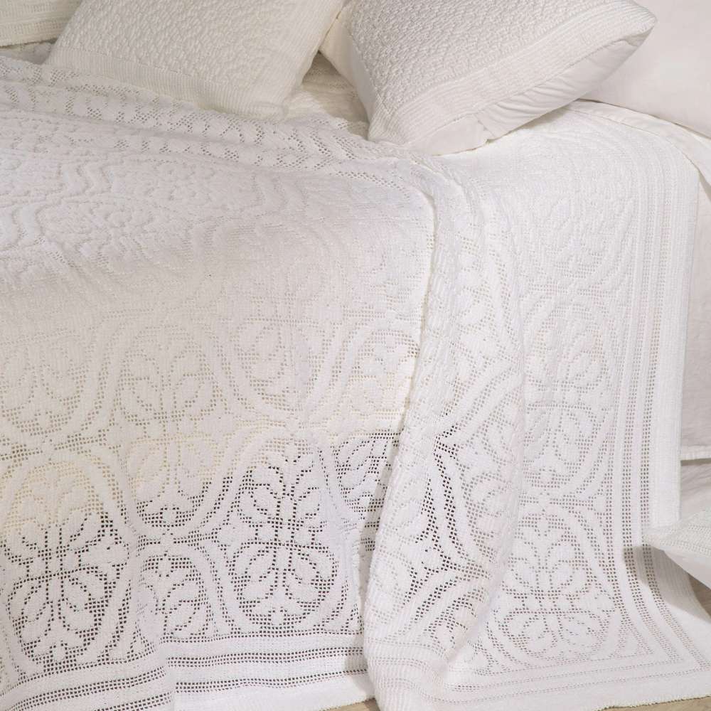 Coperta estiva matrimoniale Caleffi Vittoria in cotone.Il copriletto Vittoria presenta una delicata fantasia a rosoni in morbido tessuto di cotone traforato. Colore bianco. Il copriletto non trapuntato Vittoria è ideale per la stagione estiva.
