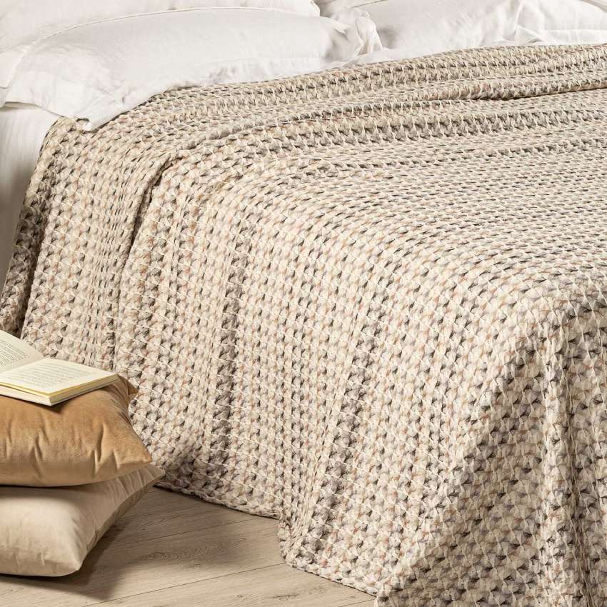 Copriletto matrimoniale Caleffi Rapallo, in puro cotone.Coperta estiva moderna caratterizzata da un vivace accostamento delle tonalità avorio, beige, tortora e grigio e da un morbidissimo cotone con effetto stone washed